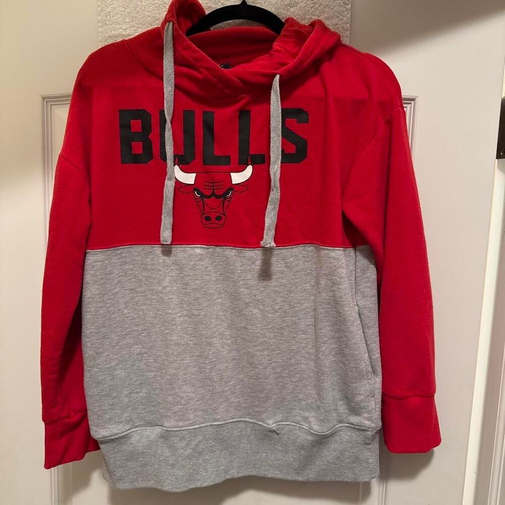 NBA Chicago Bulls Graphic, Men's Red and Grey Hoodie